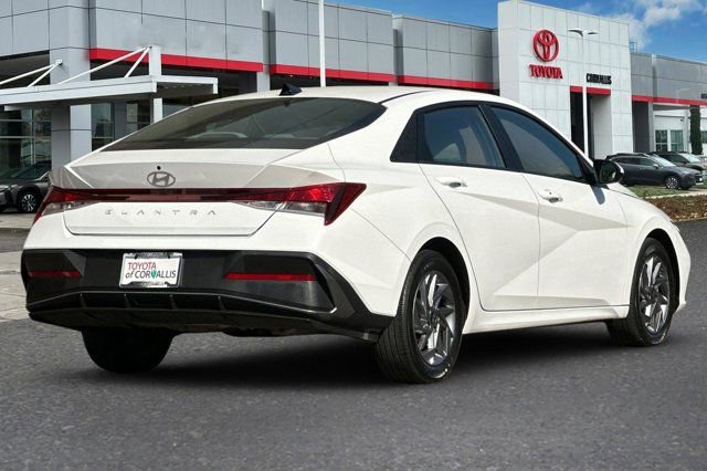 2024 Hyundai Elantra SEL photo 4