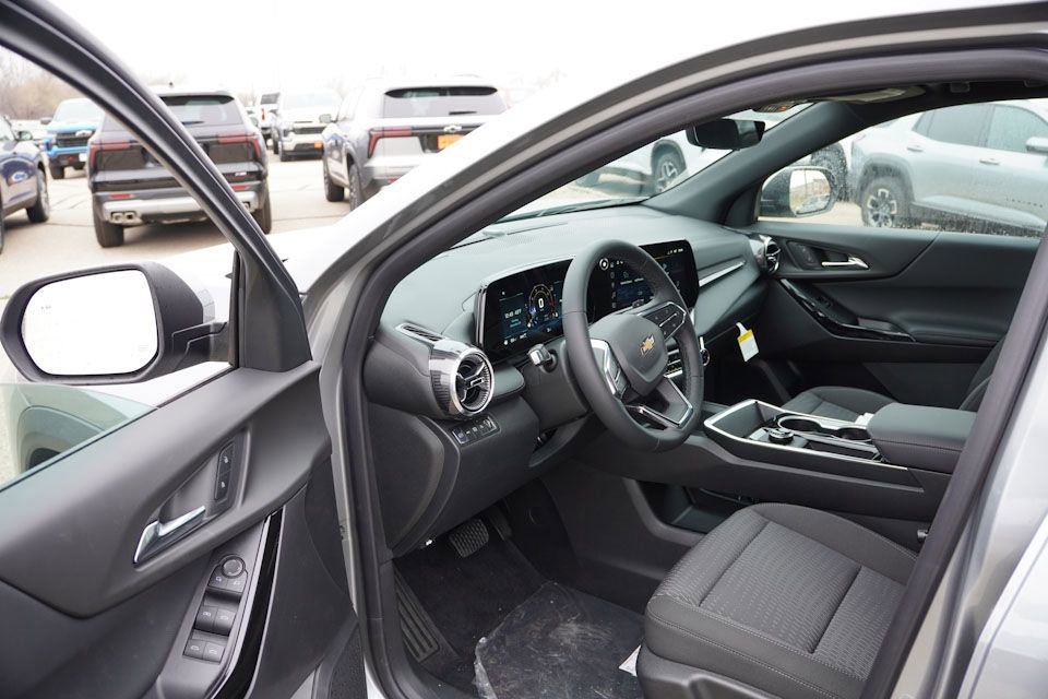 2026 Chevrolet Equinox LT photo 2