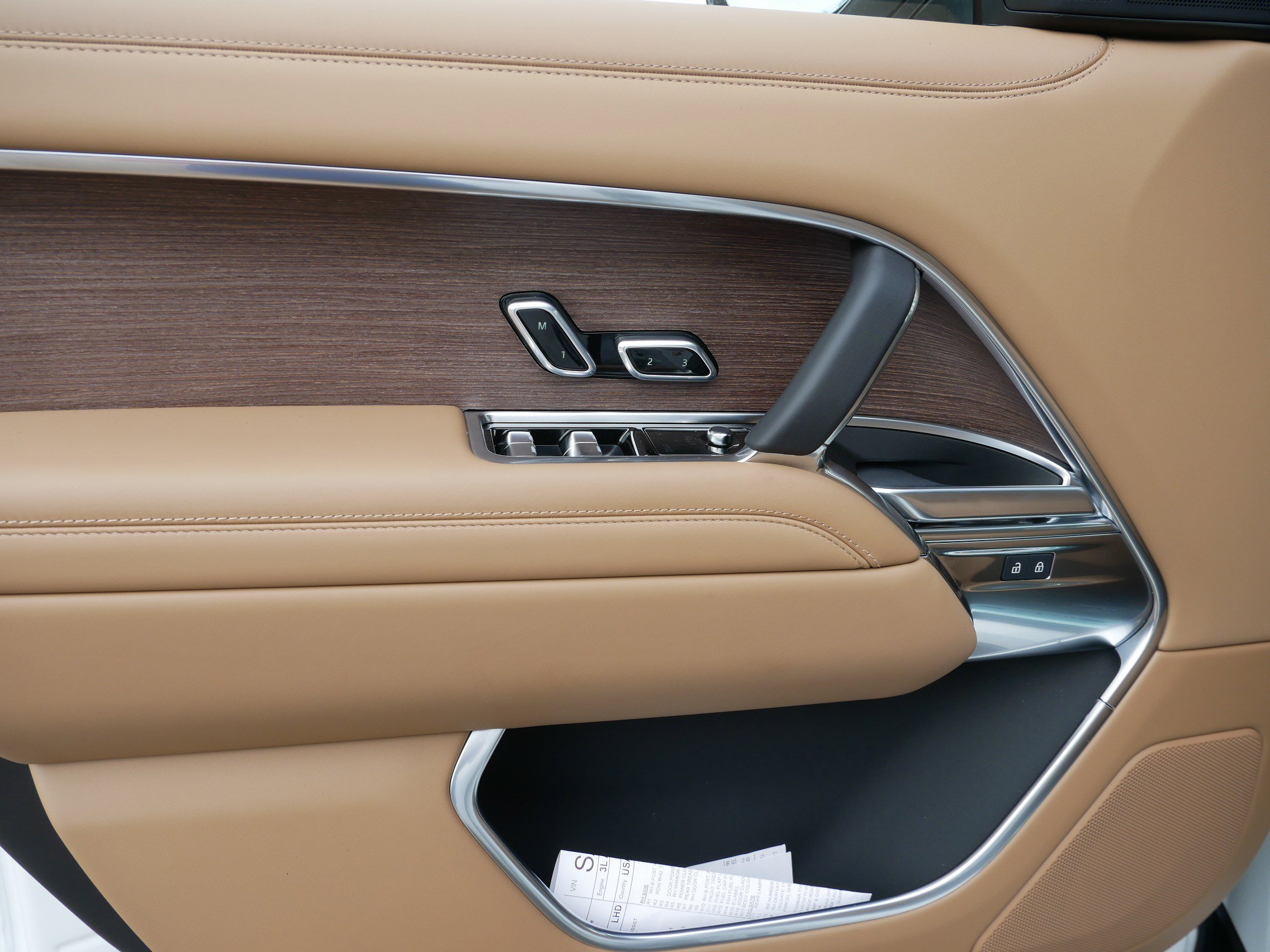 2025 Land Rover Range Rover SE photo 3