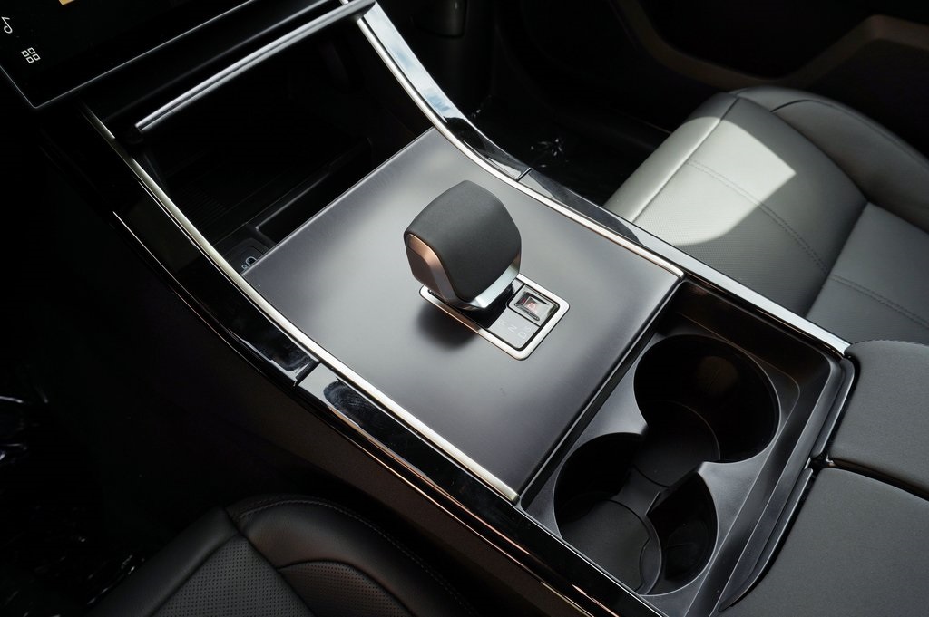 2026 LAND ROVER RANGE ROVER VELAR - Image 26