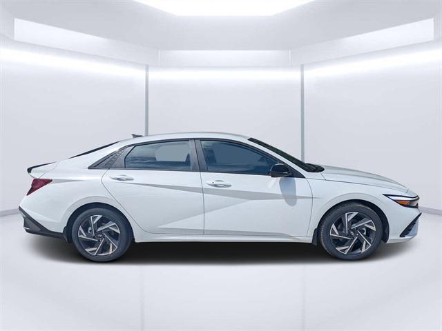 2025 Hyundai Elantra SEL Sport photo 2