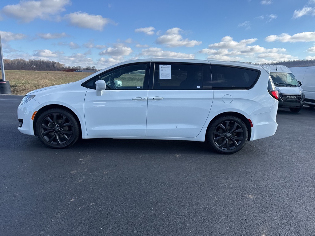 2019 Chrysler Pacifica Touring Plus photo 3