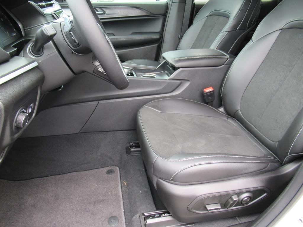 2025 Jeep Grand Cherokee Altitude photo 10