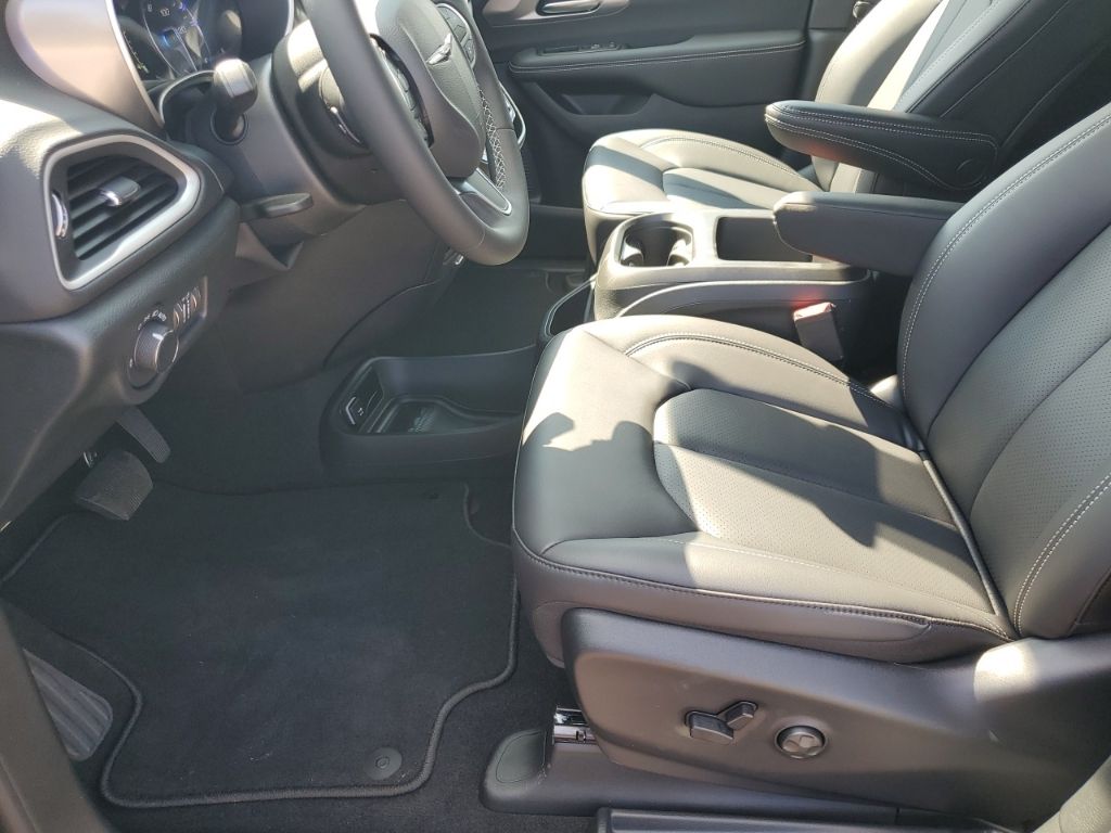 2026 Chrysler Voyager LX photo 28