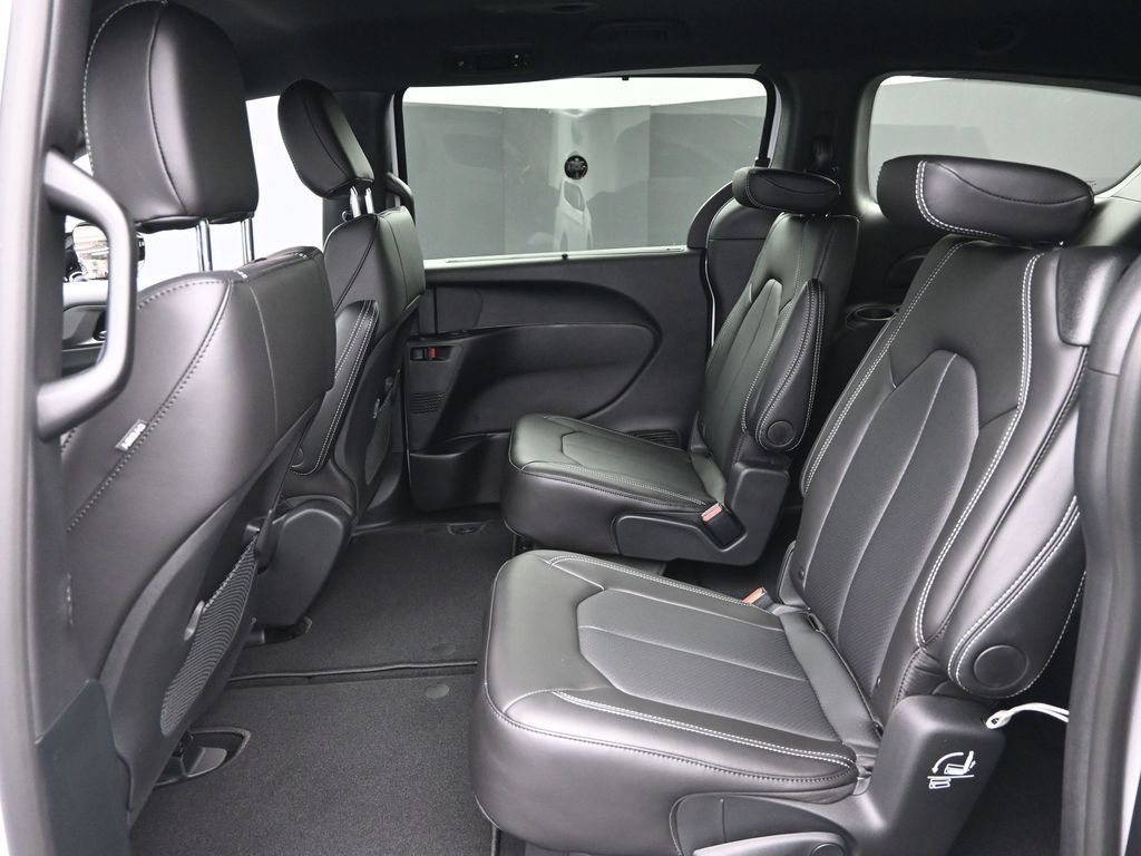 2026 Chrysler Voyager LE photo 10