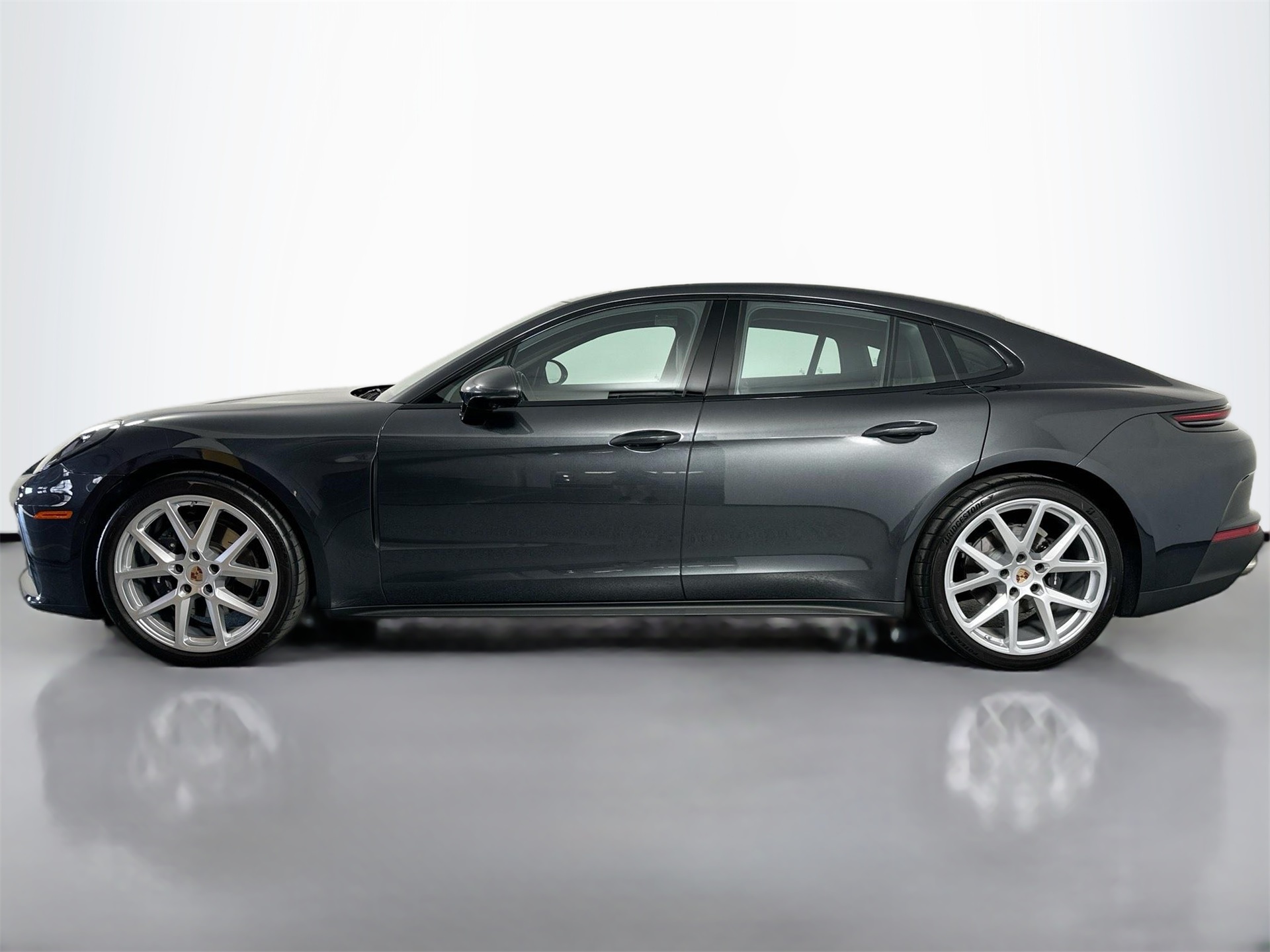 2025 Porsche Panamera 4 photo 2