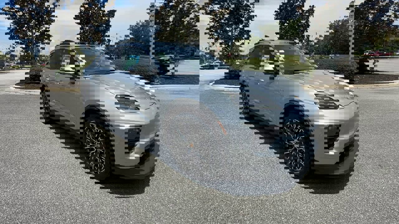 2025 Porsche Macan Electric photo 2