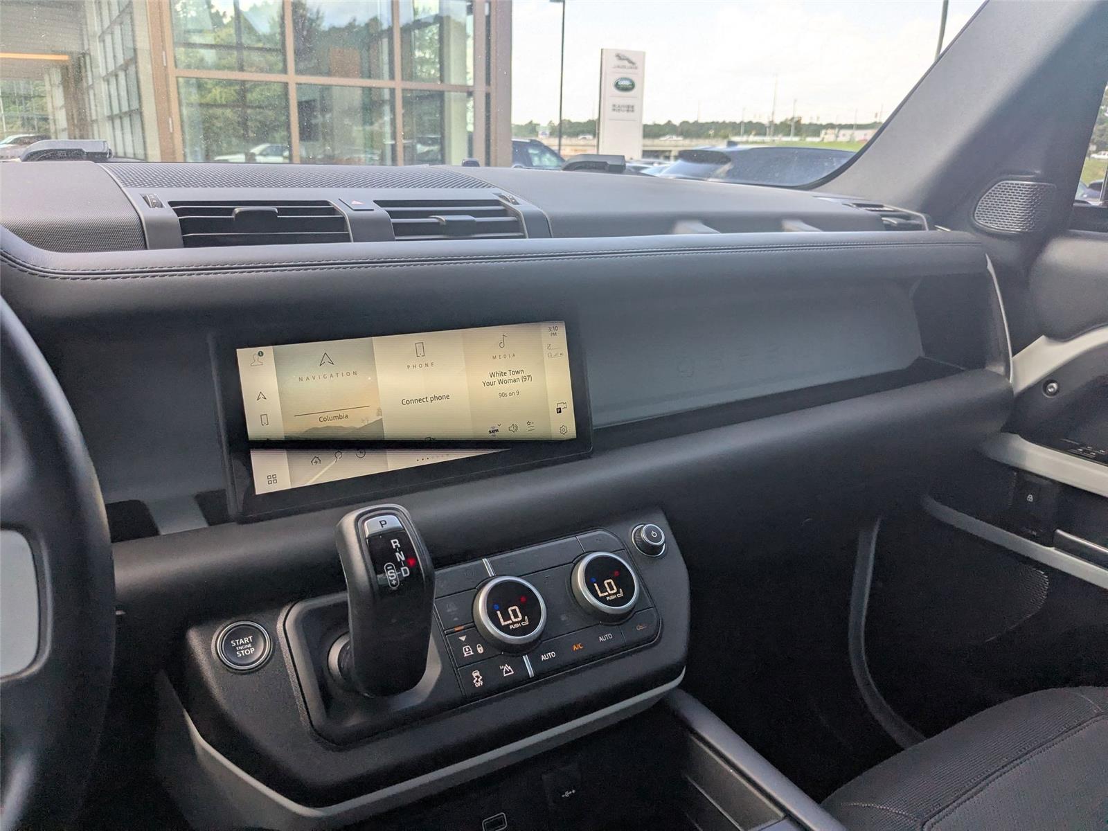 2024 Land Rover Defender X-Dynamic SE photo 19