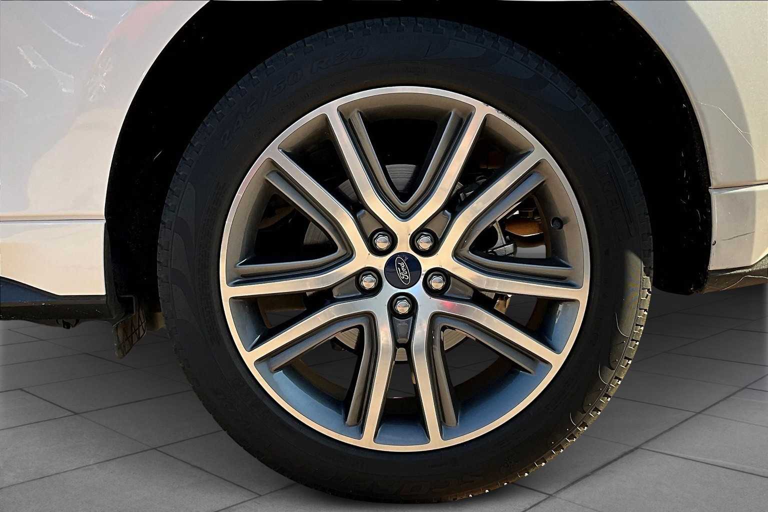 2019 Ford Edge Titanium photo 9