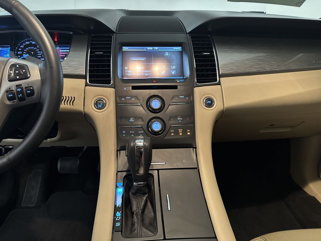 2015 Ford Taurus SEL photo 20