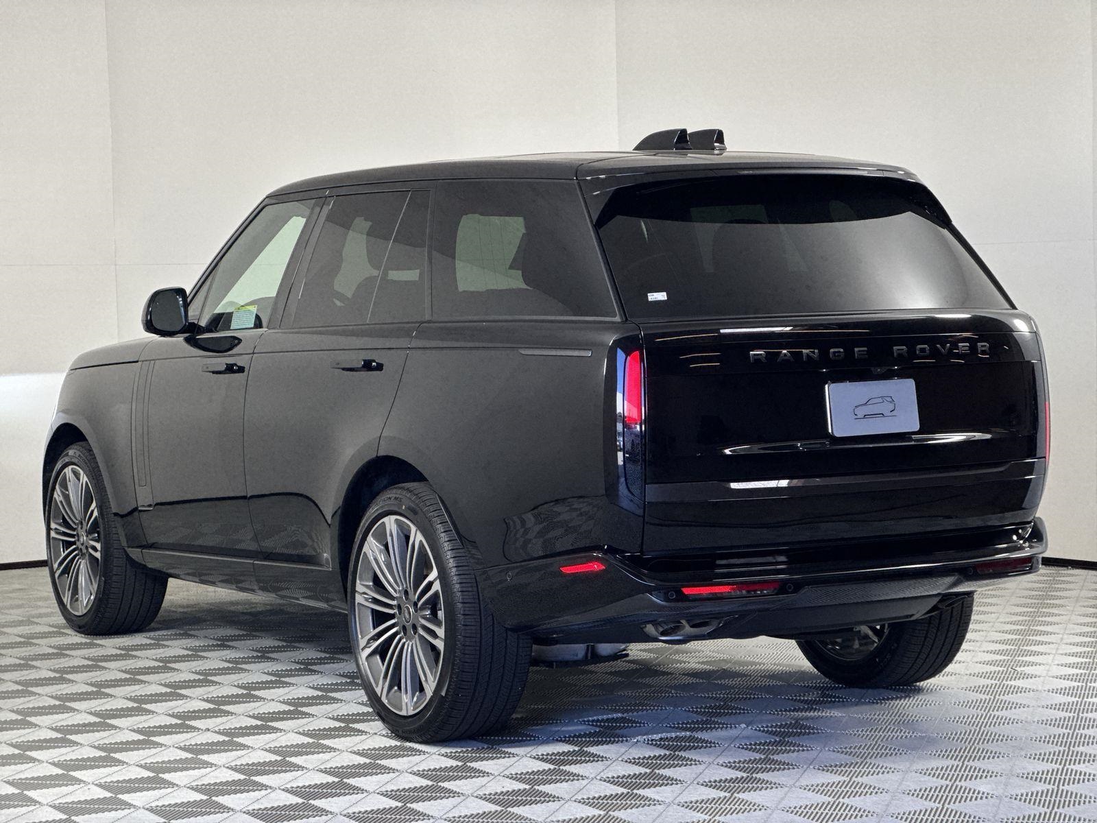 2025 Land Rover Range Rover SE photo 3