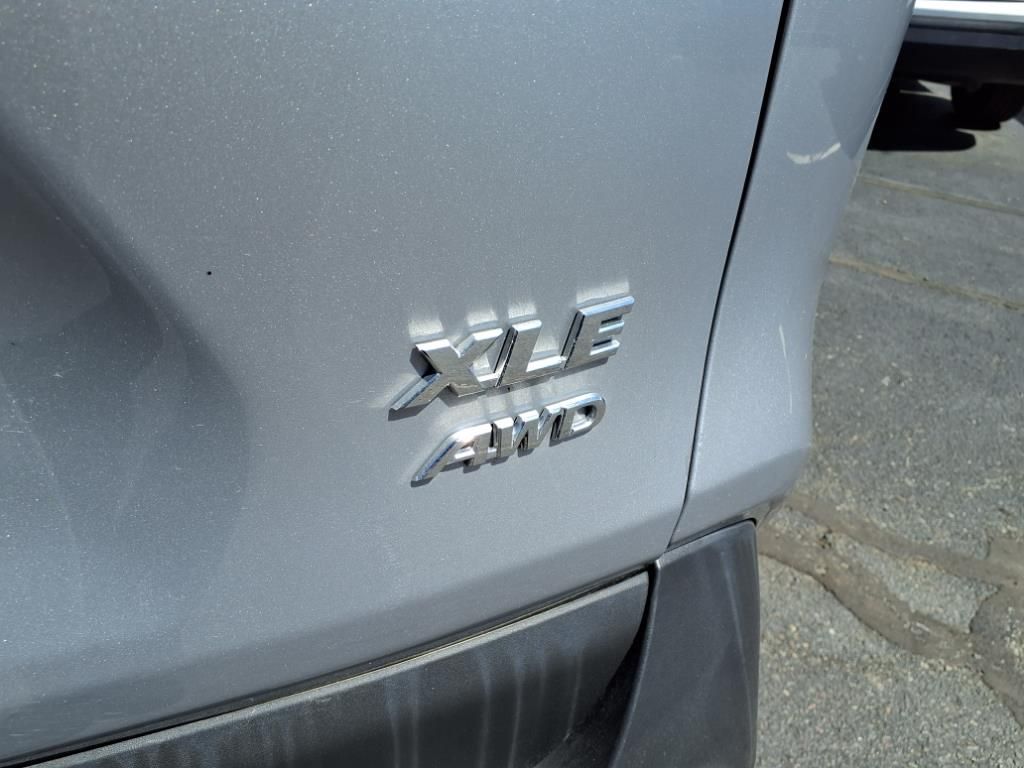 2022 Toyota RAV4 XLE photo 9