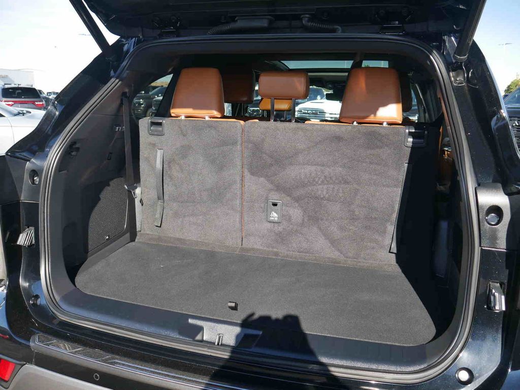 2023 Toyota Highlander LE photo 6