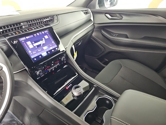 2025 Jeep Grand Cherokee Laredo Altitude photo 22