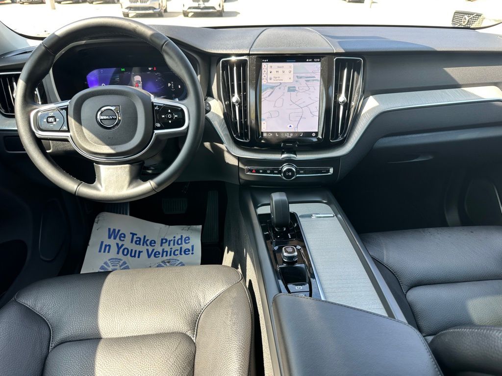 2025 Volvo XC60 B5 Plus photo 10