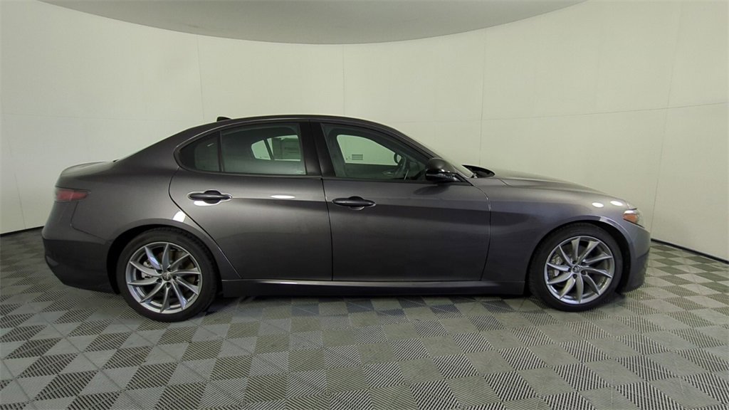 2025 Alfa Romeo Giulia Base photo 3