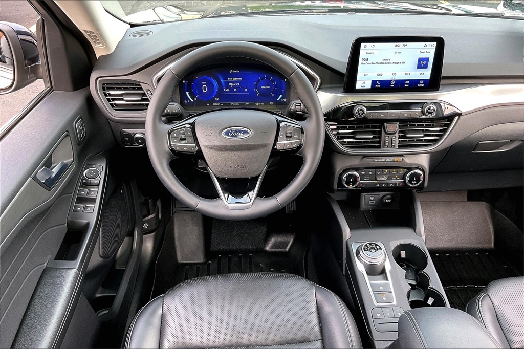 2022 Ford Escape Titanium photo 2