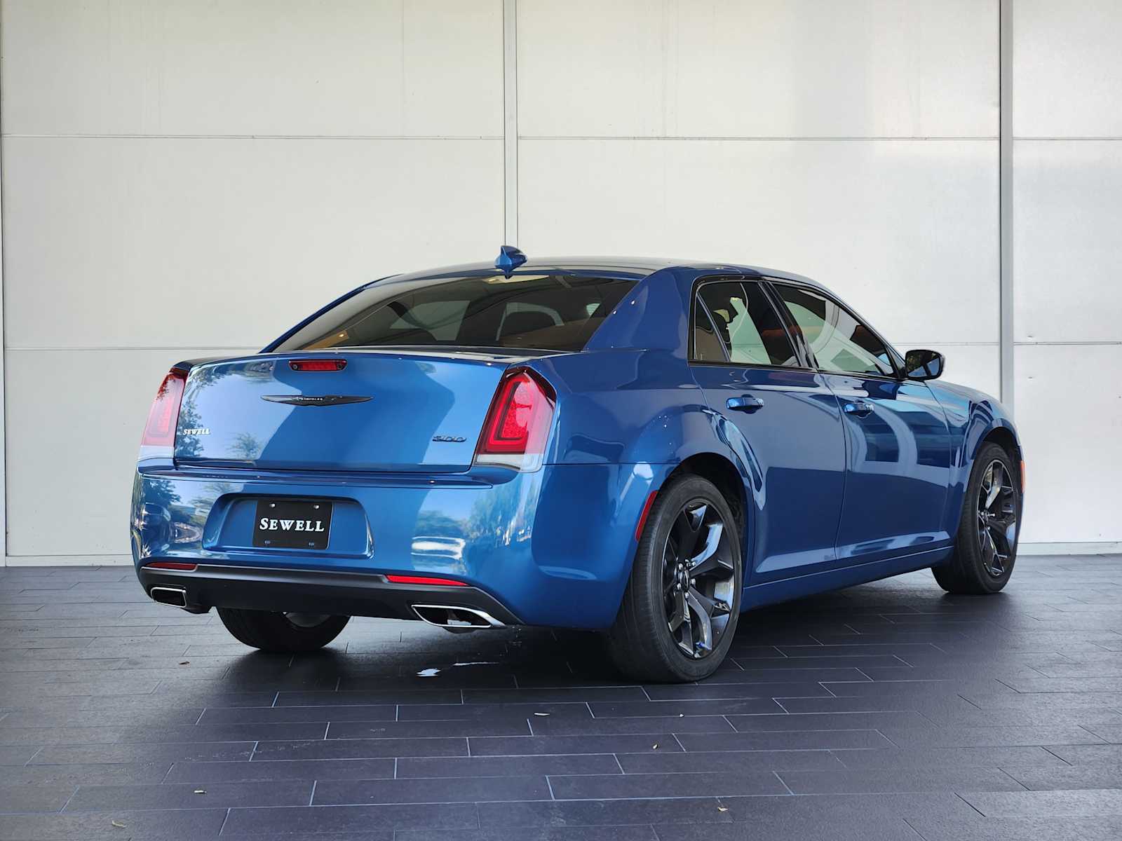 2020 Chrysler 300 Touring photo 4