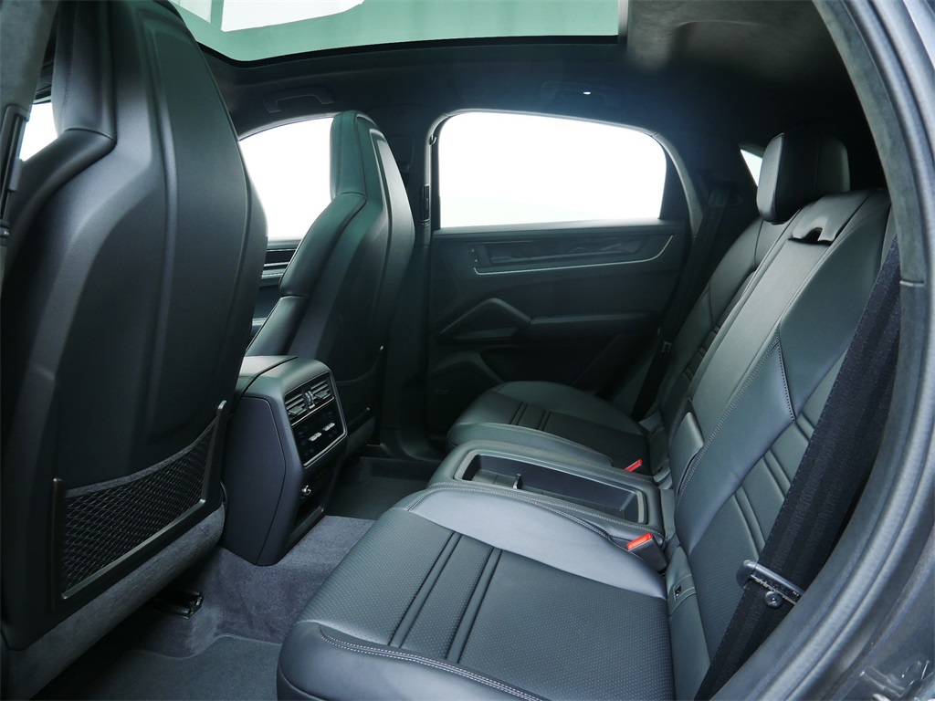 2025 Porsche Cayenne S E-Hybrid Coupe photo 12