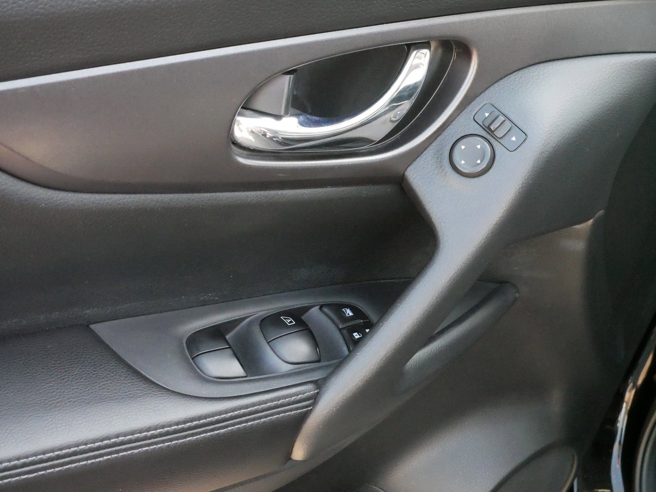 2016 Nissan Rogue SV photo 18