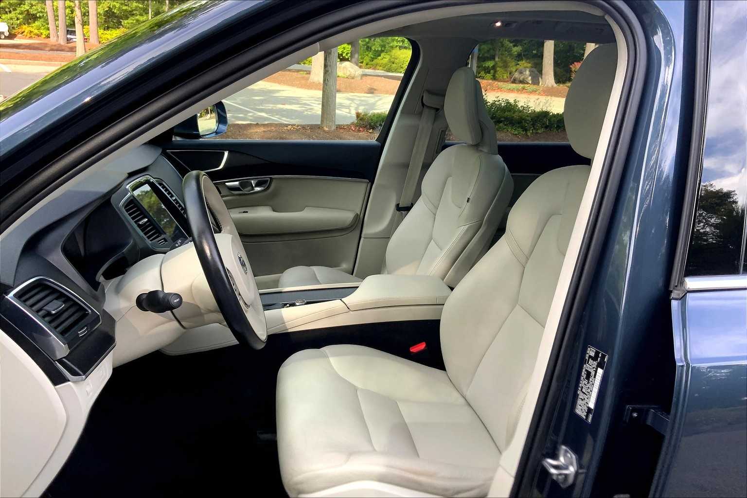 2020 Volvo XC90 Momentum photo 6
