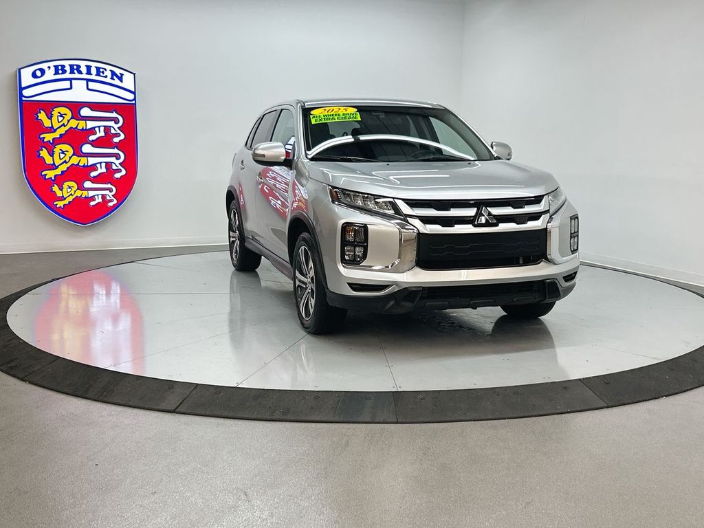 2025 Mitsubishi Outlander Sport SE's photo