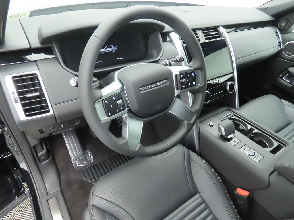2025 Land Rover Discovery S photo 4