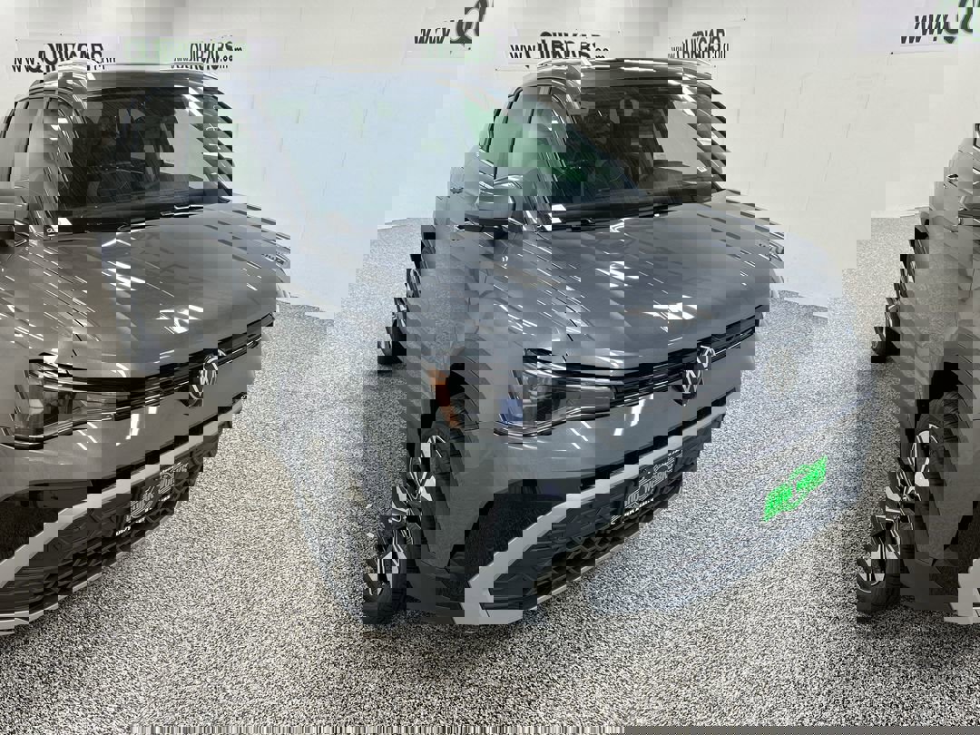 2025 Volkswagen Taos SE photo 3