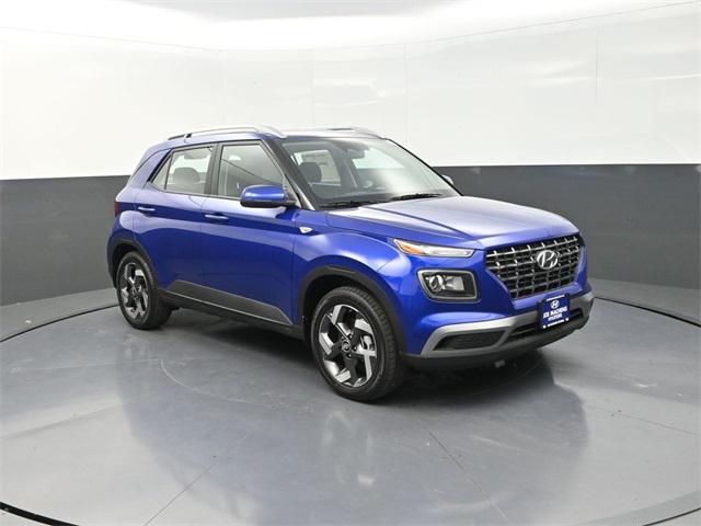 2025 Hyundai Venue SEL photo 2