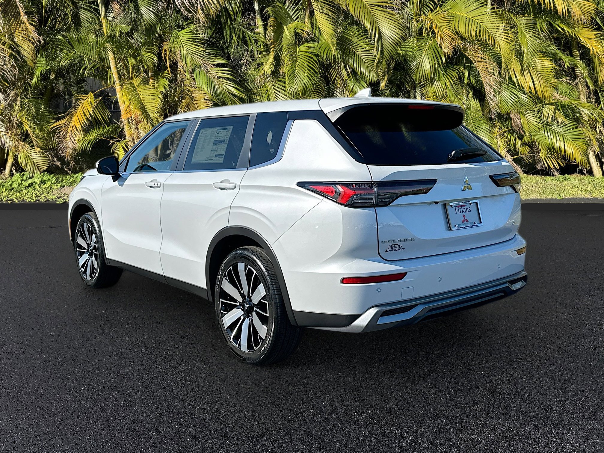 2025 Mitsubishi Outlander SE photo 3
