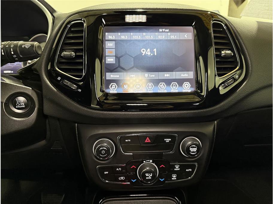 Used 2019 Diamond Black Crystal Pearlcoat Jeep Limited image 38