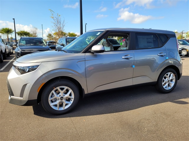 2025 Kia Soul LX photo 2