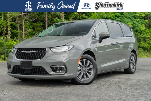 2023 Chrysler Pacifica Hybrid Touring L's photo