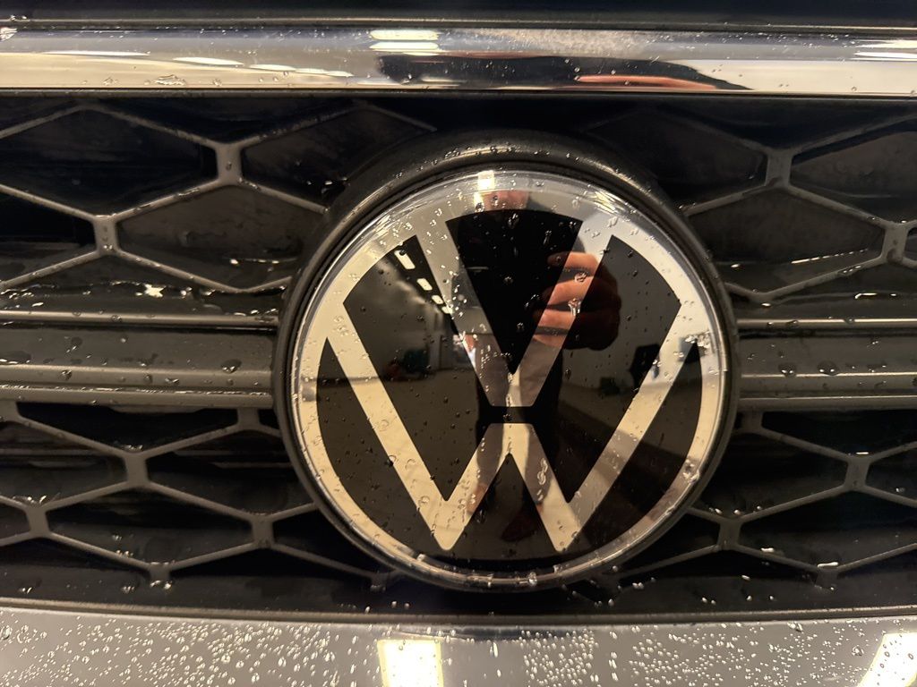 2022 Volkswagen Taos SE photo 3