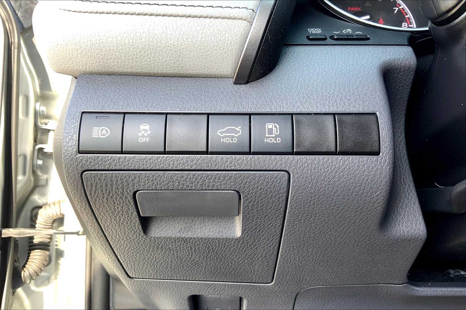 2022 Toyota Camry XLE V6 photo 30