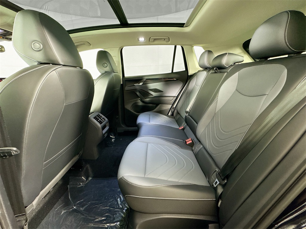 2025 Volkswagen Tiguan SE photo 14