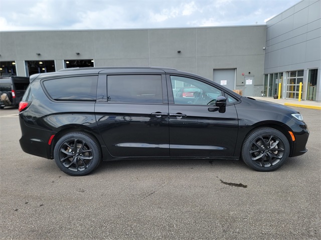 2021 Chrysler Pacifica Limited photo 2