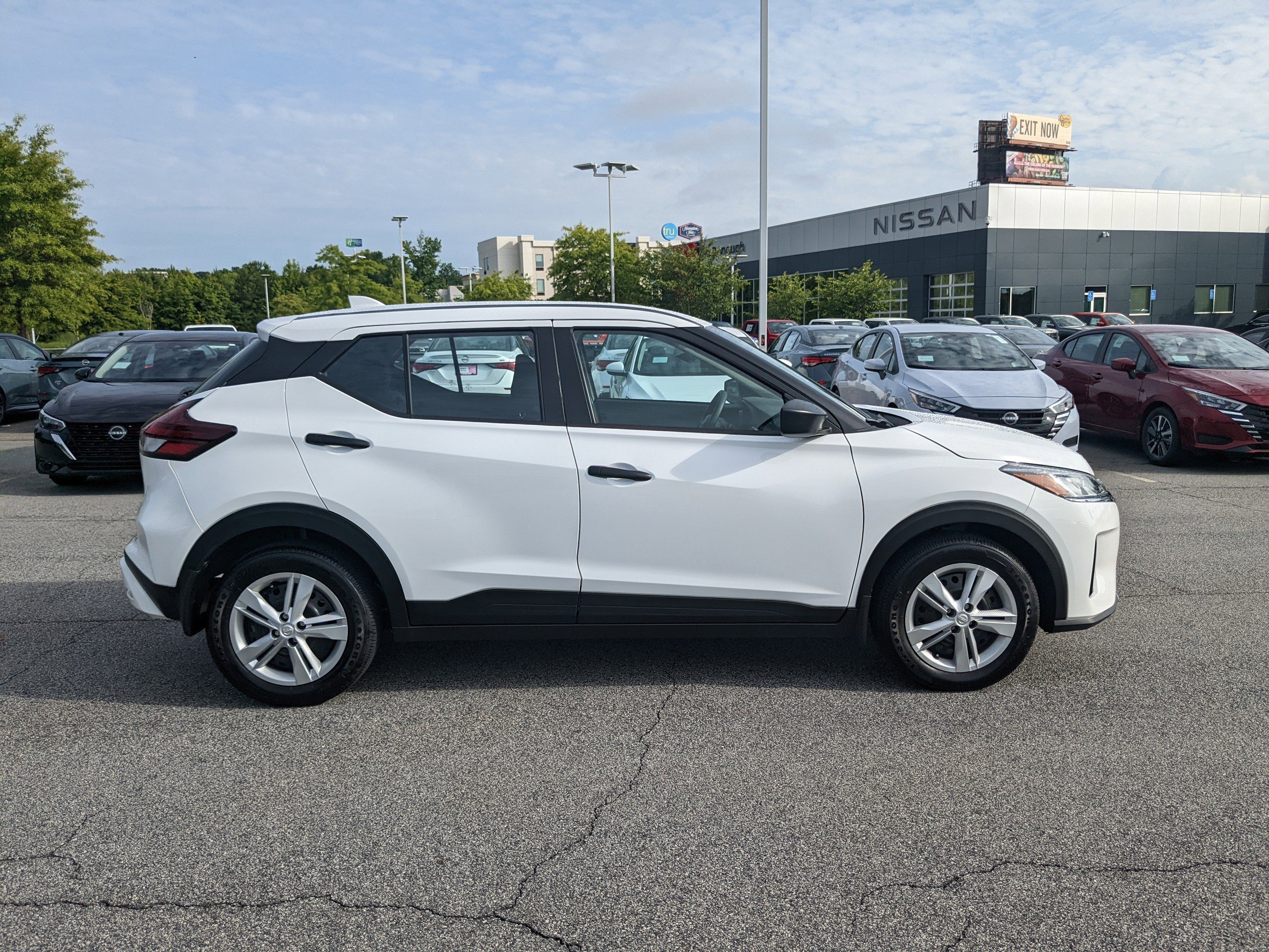 2025 Nissan Kicks Play S photo 2