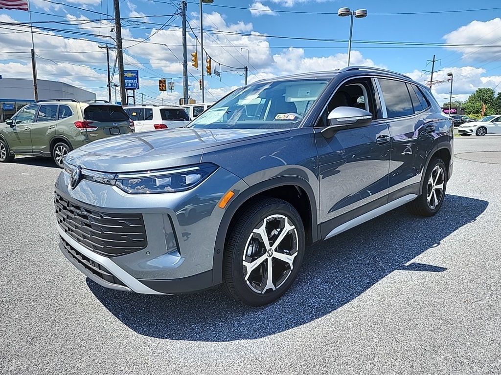 2025 Volkswagen Tiguan SE's photo