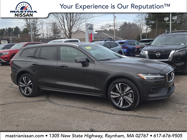 2025 Volvo V60 Cross Country Plus's photo