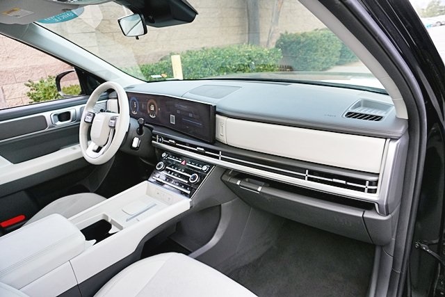 Used 2025 Black Hyundai SE image 9
