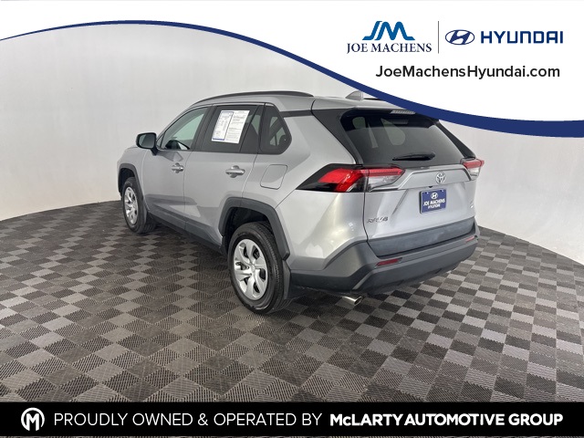 2021 Toyota RAV4 LE photo 5