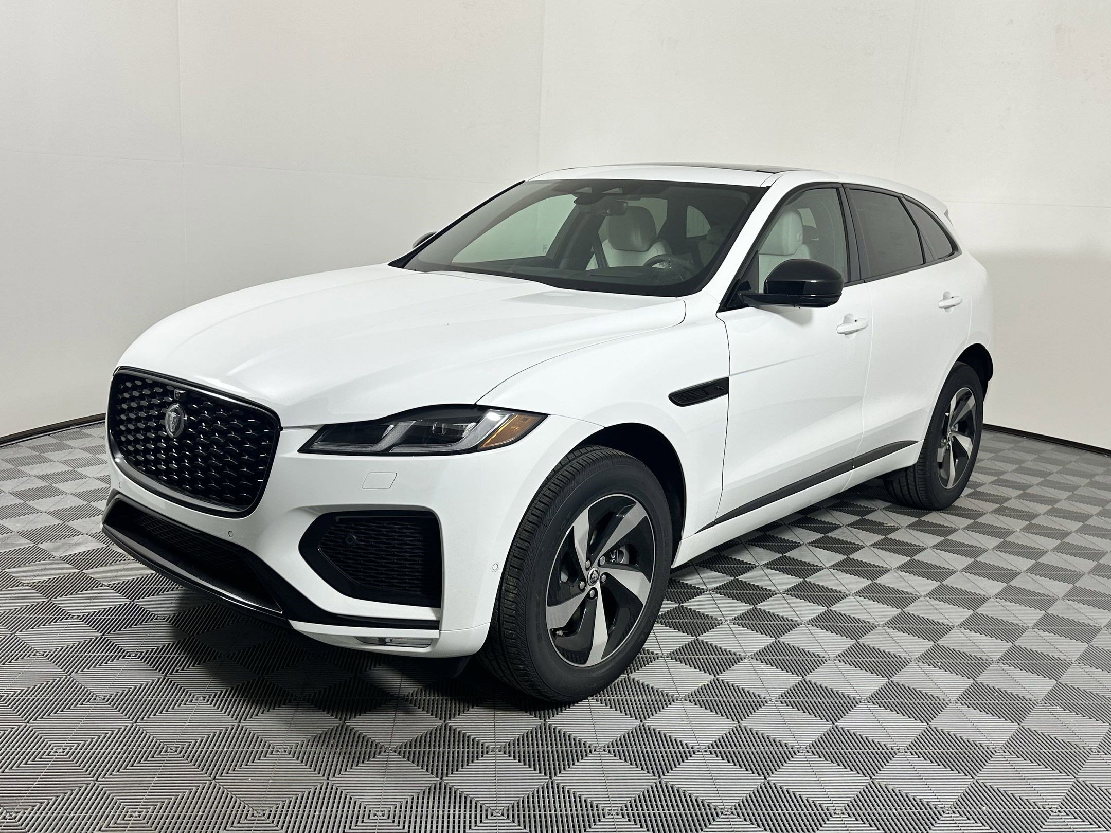 2026 Jaguar F-Pace R-Dynamic S's photo