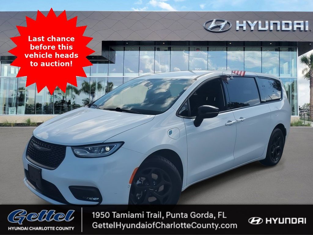 2024 Chrysler Pacifica PHEV Select's photo