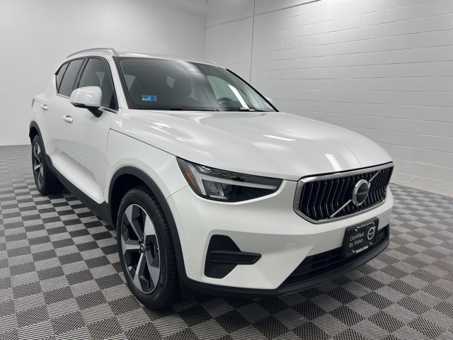 2025 Volvo XC40 Core's photo