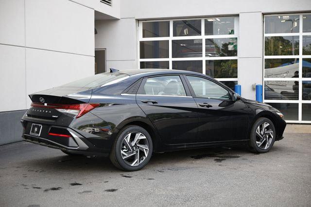 2025 Hyundai Elantra Limited photo 3