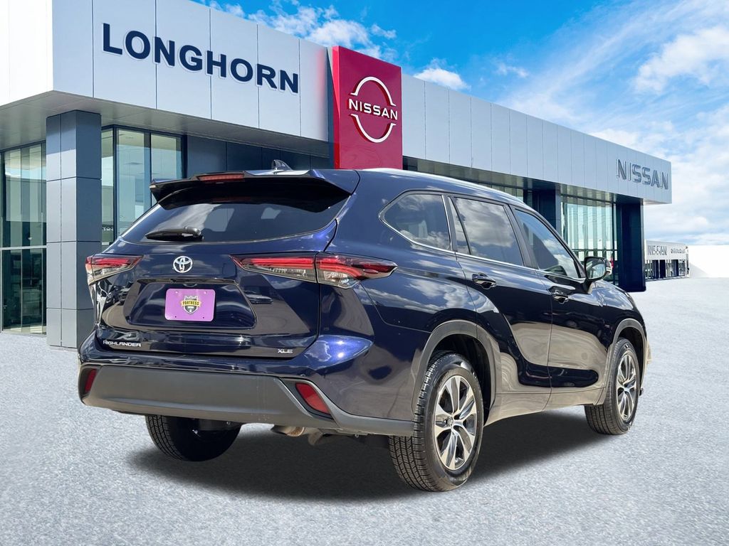 2024 Toyota Highlander LE photo 2