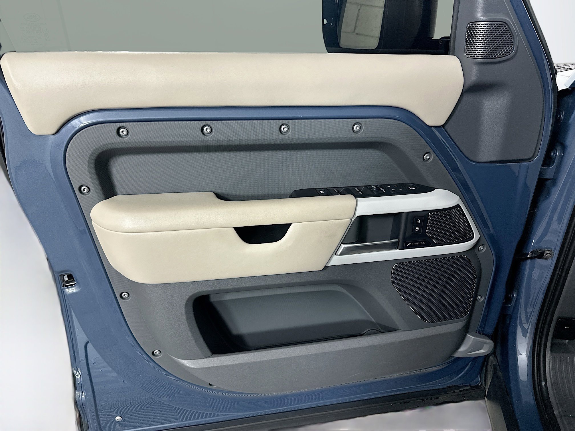 2021 Land Rover Defender X-Dynamic HSE photo 17