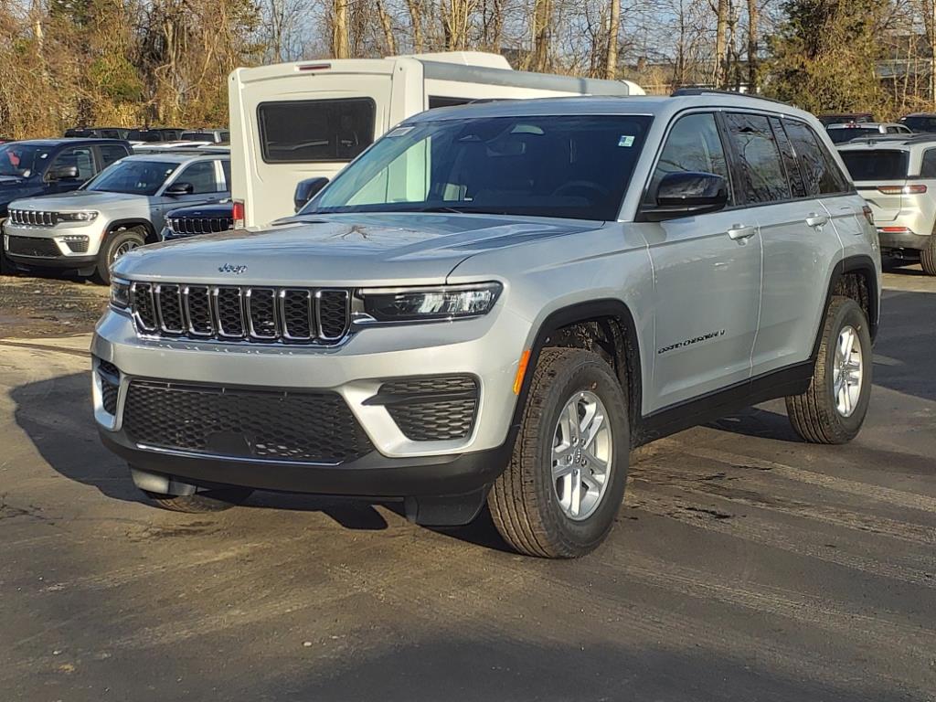 2024 Jeep Grand Cherokee Laredo photo 3