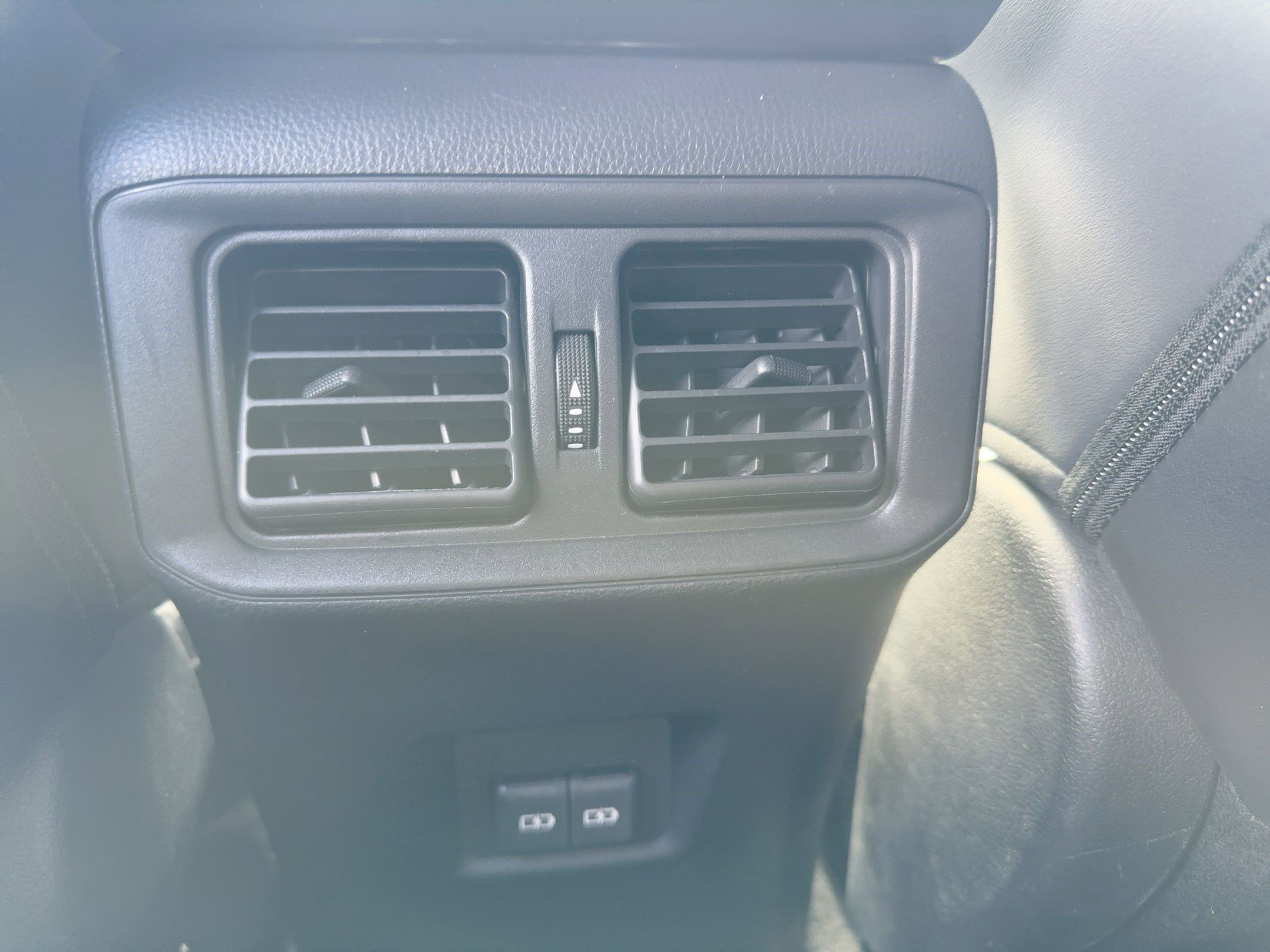 2022 Toyota RAV4 Hybrid XLE Premium photo 24